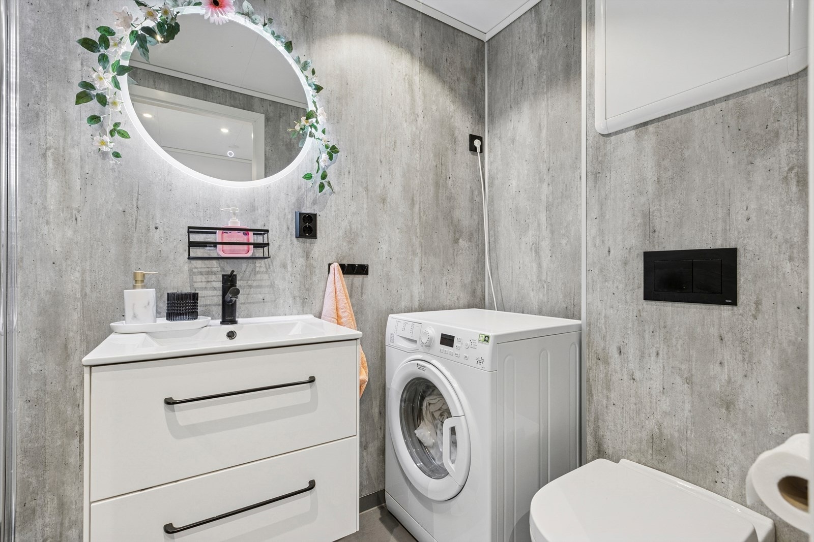 Innredning med servant. Opplegg for vaskemaskin. Ventil i himling er tilknyttet sentralavtrekk, tilluft via spalte under dør. Det er etablert plastsluk i dusjsonen. Det er synlig bruk av både membran og mansjett under klemring i sluk. Galleribilde