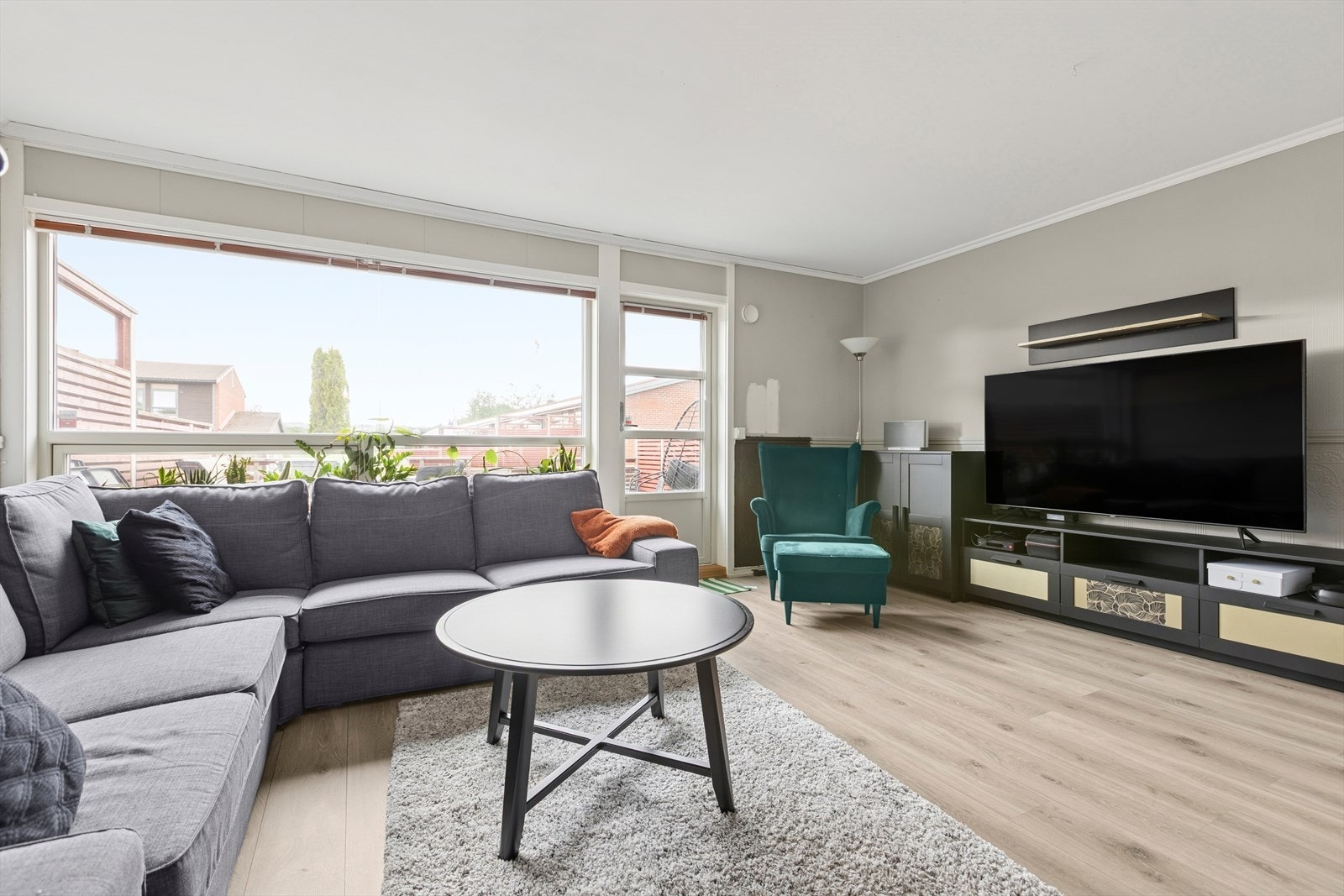 Leiligheten byr på lyse og luftige oppholdsrom. Stuen er romslig og her kan du møblere etter eget ønske. Galleribilde