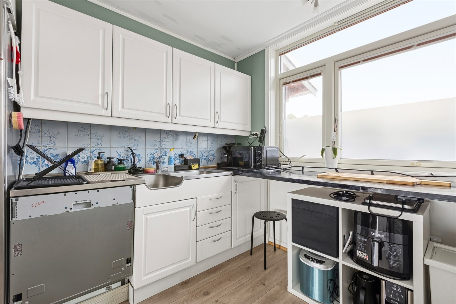 Folierte skrog med profilerte fronter og laminat benkeplate. Frittstående komfyr og opplegg til oppvaskmaskin Galleribilde