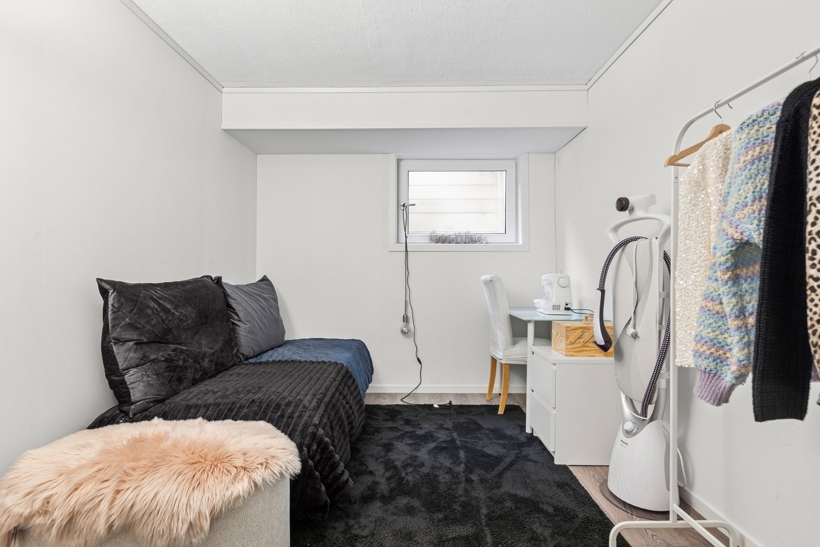 Rom innredet som soverom, ikke godkjent hos kommunen. Rommet er på 9,7 m2 Galleribilde