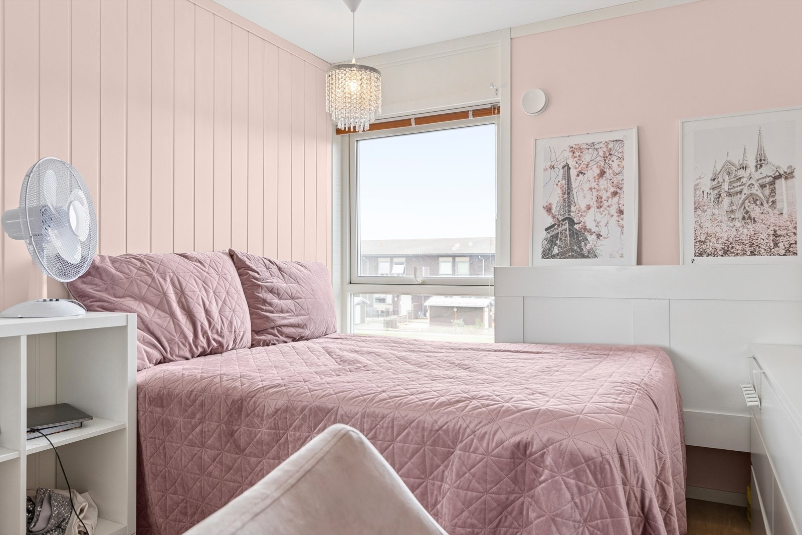 Rommet har en fin størrelse på 12,2m² Galleribilde