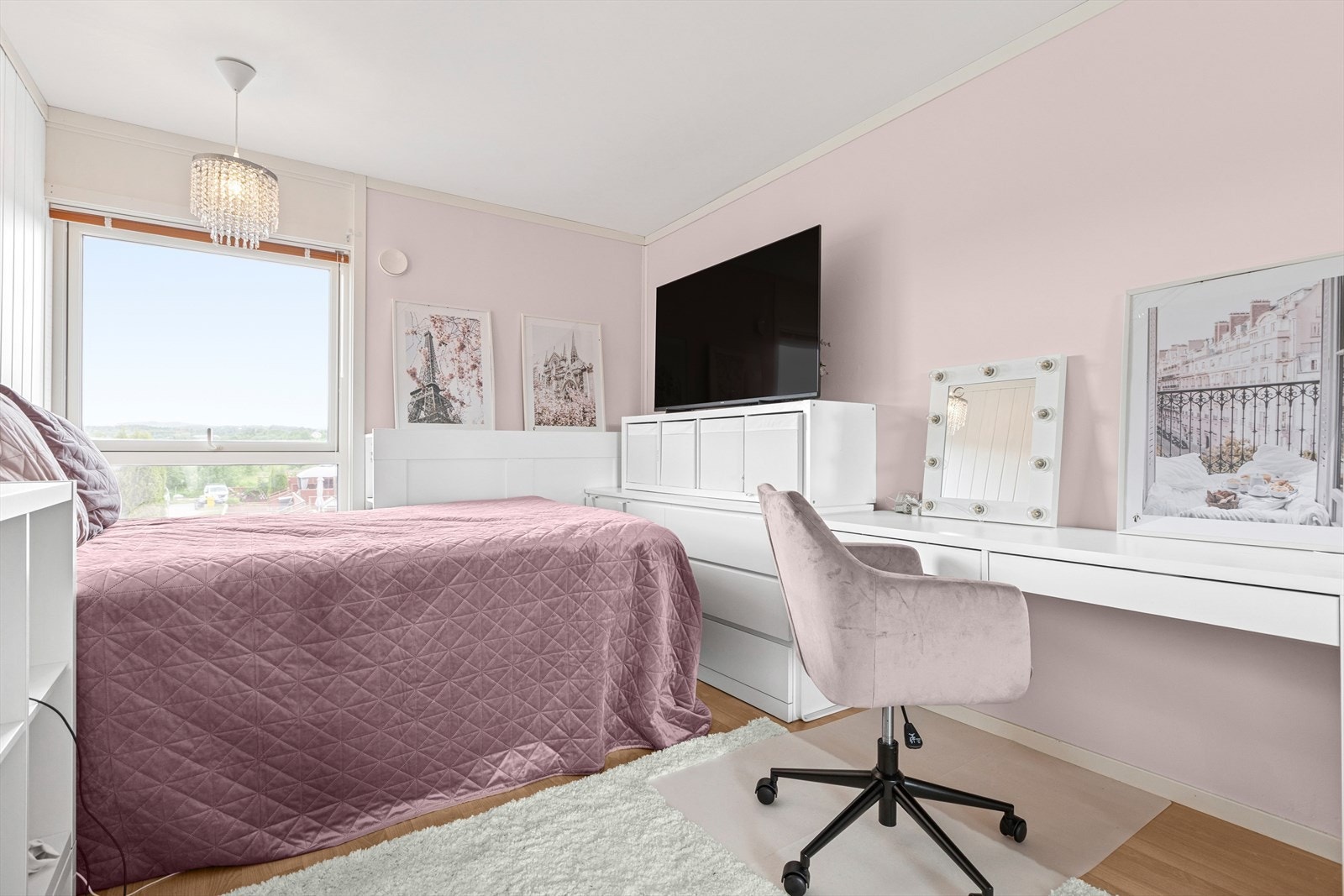 Lyst og luftig soverom med plass til seng og oppbevaring og annet møblement man skulle trenge. Galleribilde