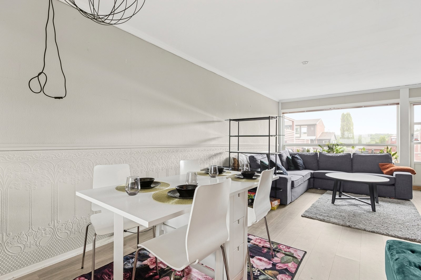 Et romslig rekkehus over 3 plan beliggende på Kattem. Attraktivt område med gode transportforbindelser og et bredt utvalg av servicetilbud. Gangen ble pusset opp i 2019. Varmefolie i gulvet + spotter og dimmer. Samt gips på veggene. Galleribilde