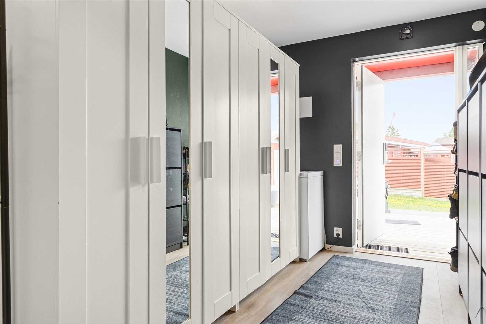 Velkommen inn. Boligen har et romslig inngangsparti med god plass til å oppbevare yttertøy. Galleribilde