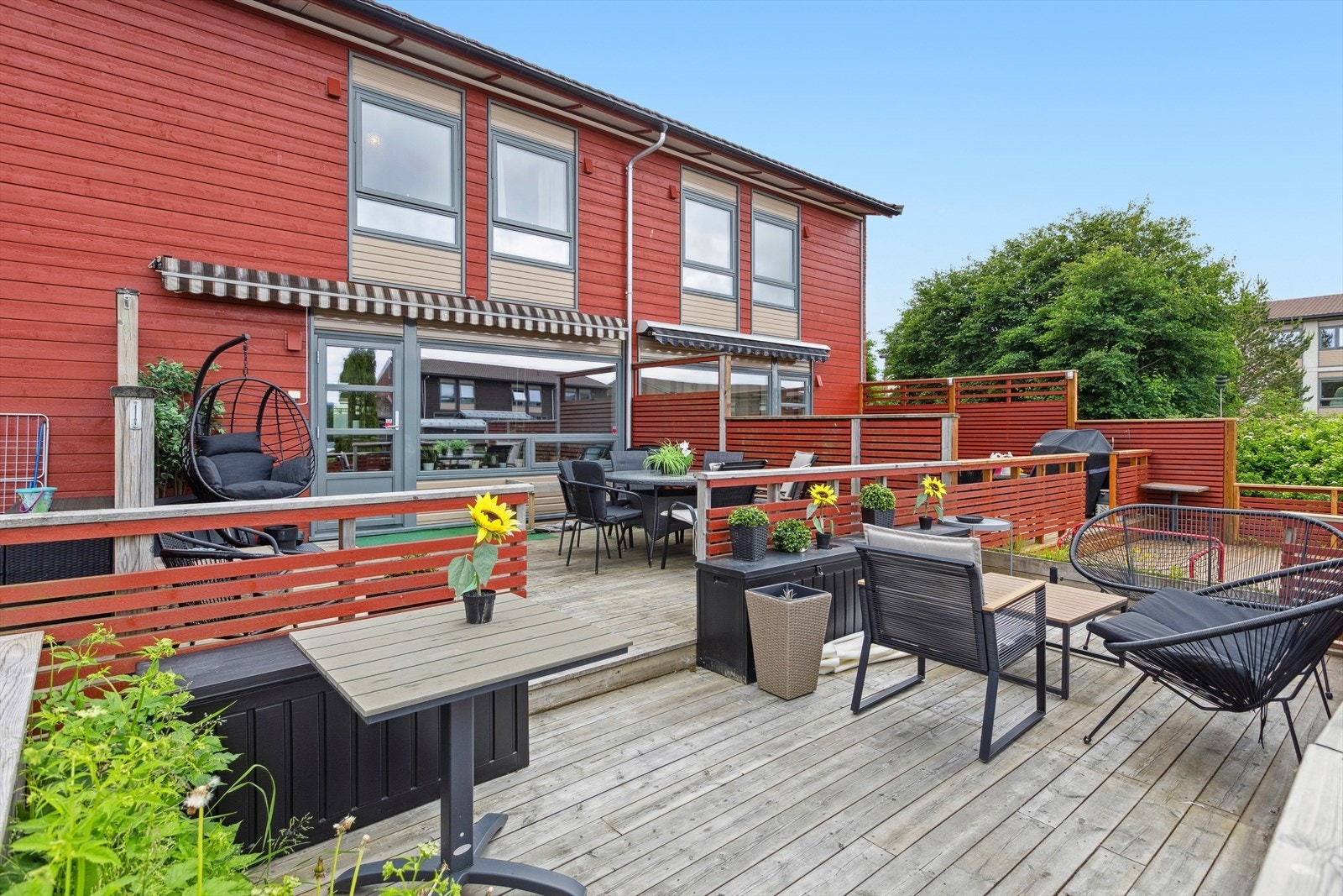 Åpen terrasse på to plan med god plass for å skape gode samlinger med familie og venner. Galleribilde