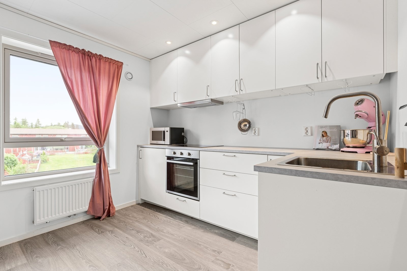 Folierte skrog med slette fronter og laminert benkeplate Galleribilde