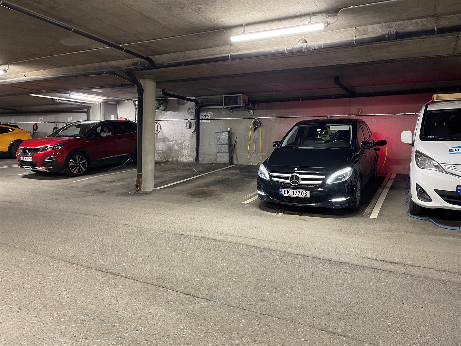 Oppvarmet garasjeplass i p-kjeller med elbil-lader Galleribilde