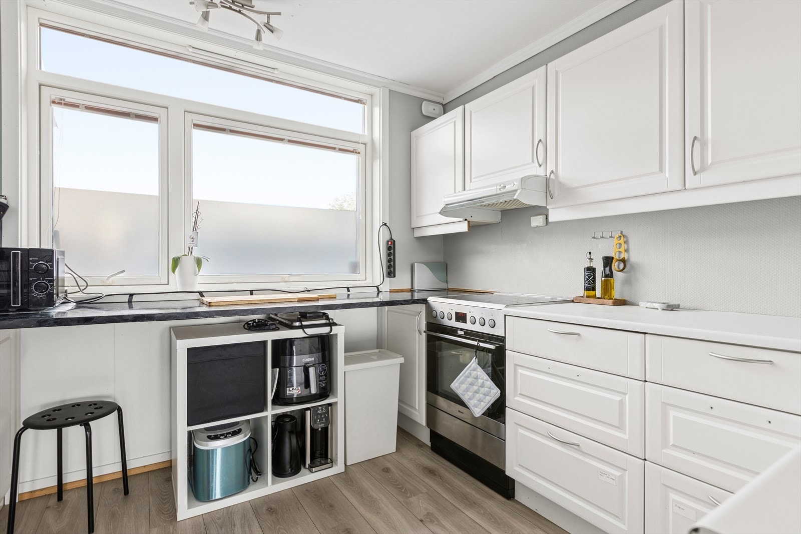 Det er etablert avtrekk via sentralavtrekk, behovsstyrt med spjeld. Galleribilde