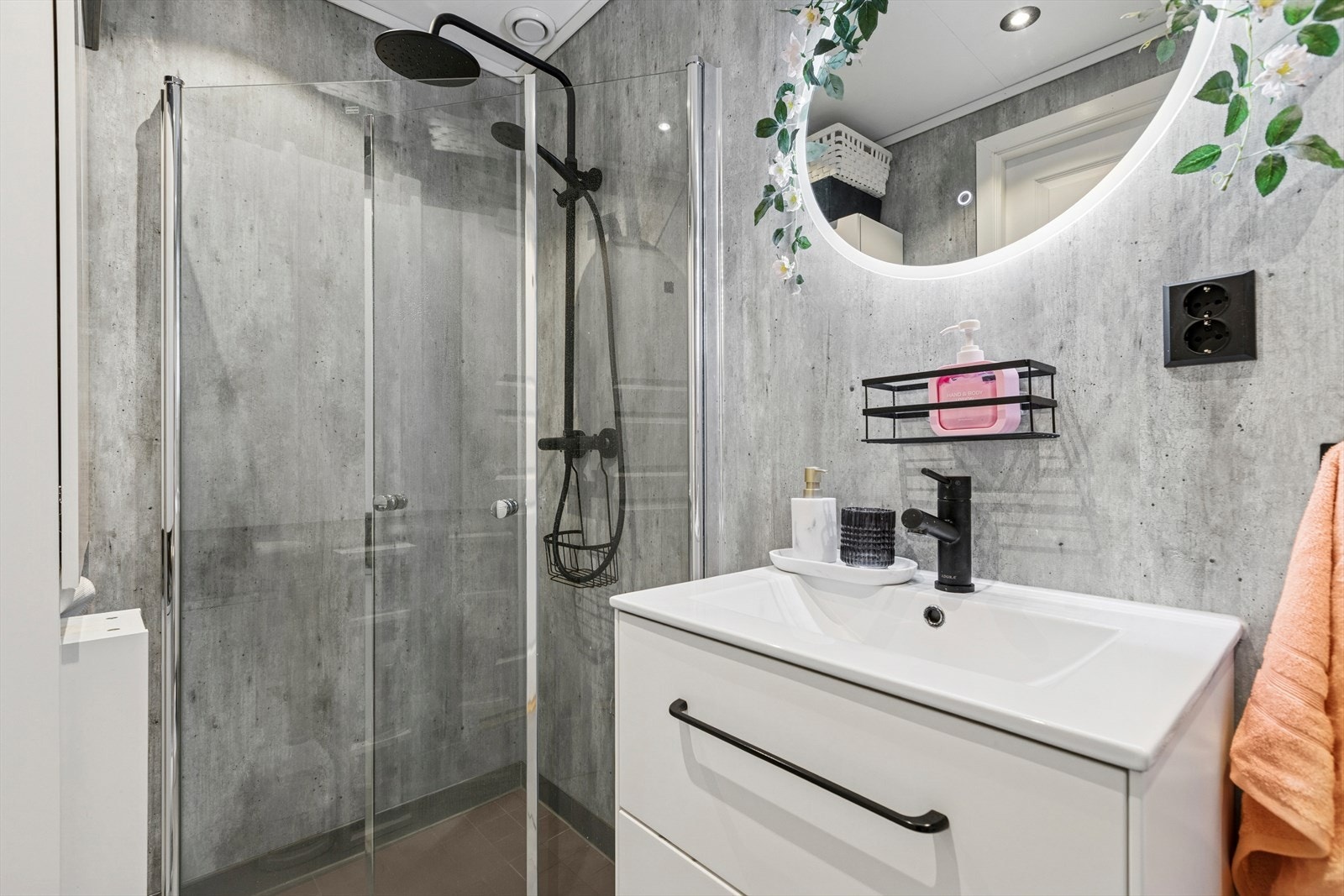 Nydelig baderom fra 2022. Flis på gulv, sokkelflis, våtromsplater på vegg og plater i himling. Dusjvegger av glass og dusjgarnityr på vegg og vegghengt toalett. Galleribilde