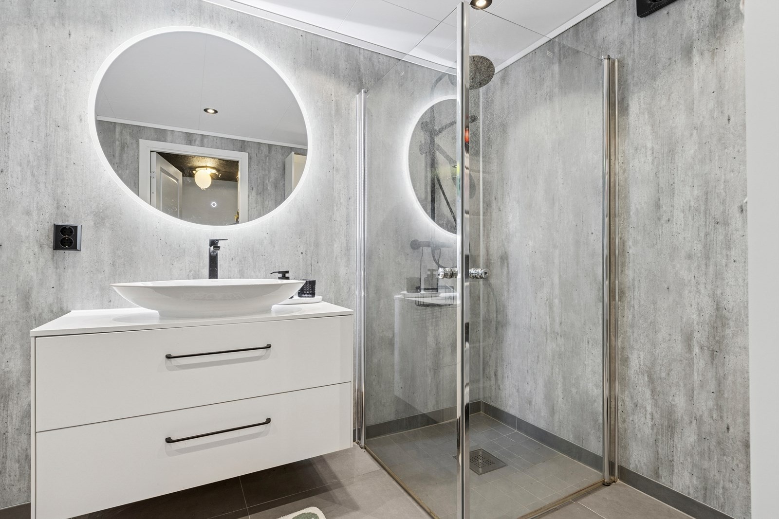 Nydelig baderom fra 2022. Tilluft via luftespalte mellom dørblad og dørterskel. Innredning med servant. Opplegg for vaskemaskin. Galleribilde