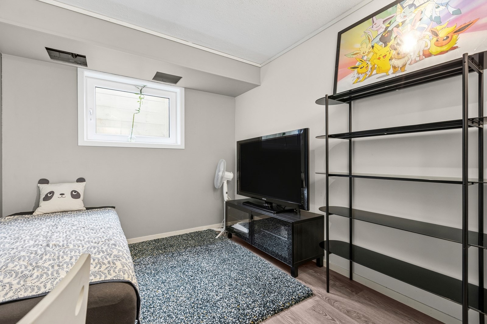 Soverom på 9,6 m2. Her er det satt inn et stort vindu (70 x 100) med lysgrav. Arbeidet er utført av Bygg Design Galleribilde