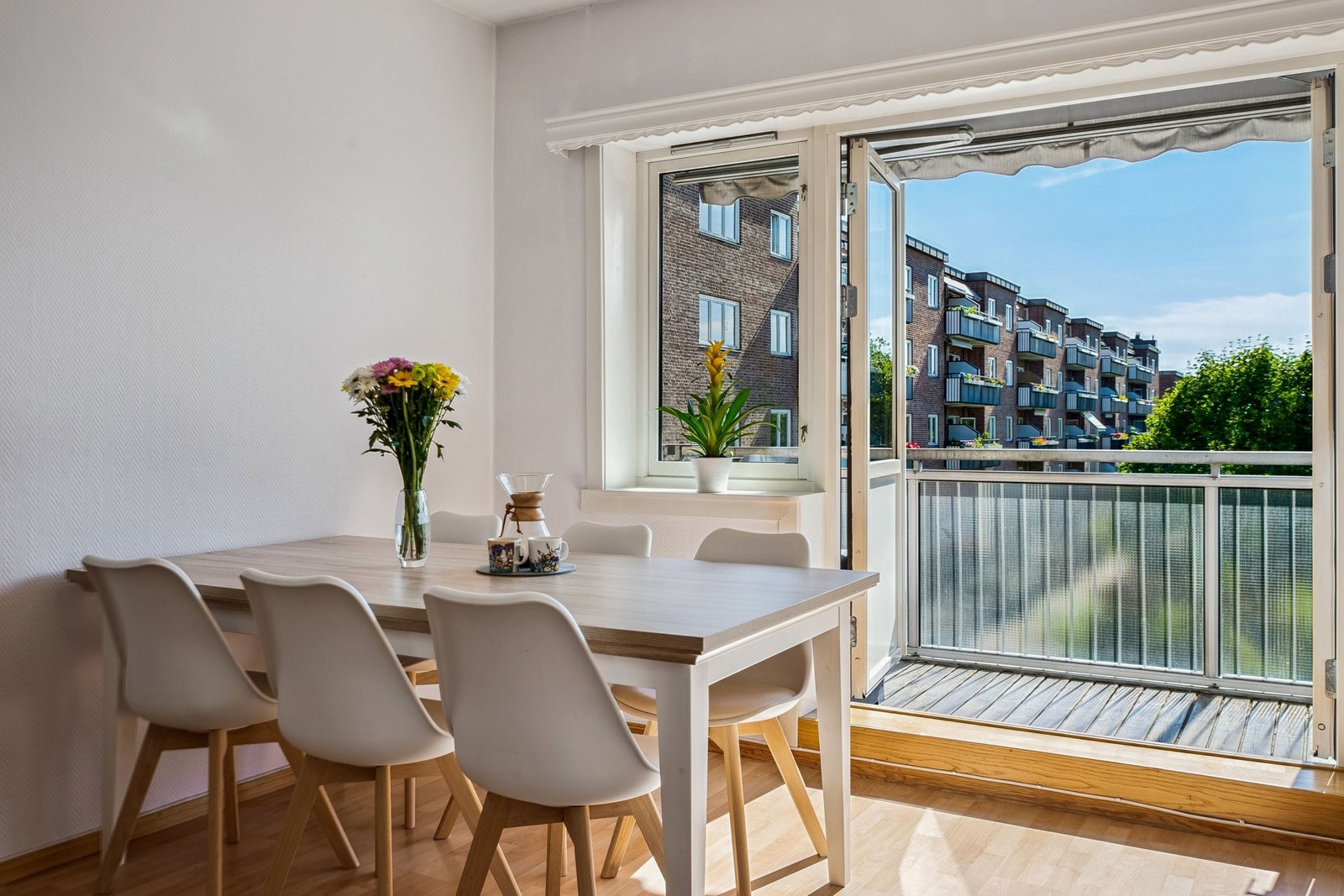 Spisestua er plassert ut mot rolige omgivelser og den hyggelige balkongen. Galleribilde