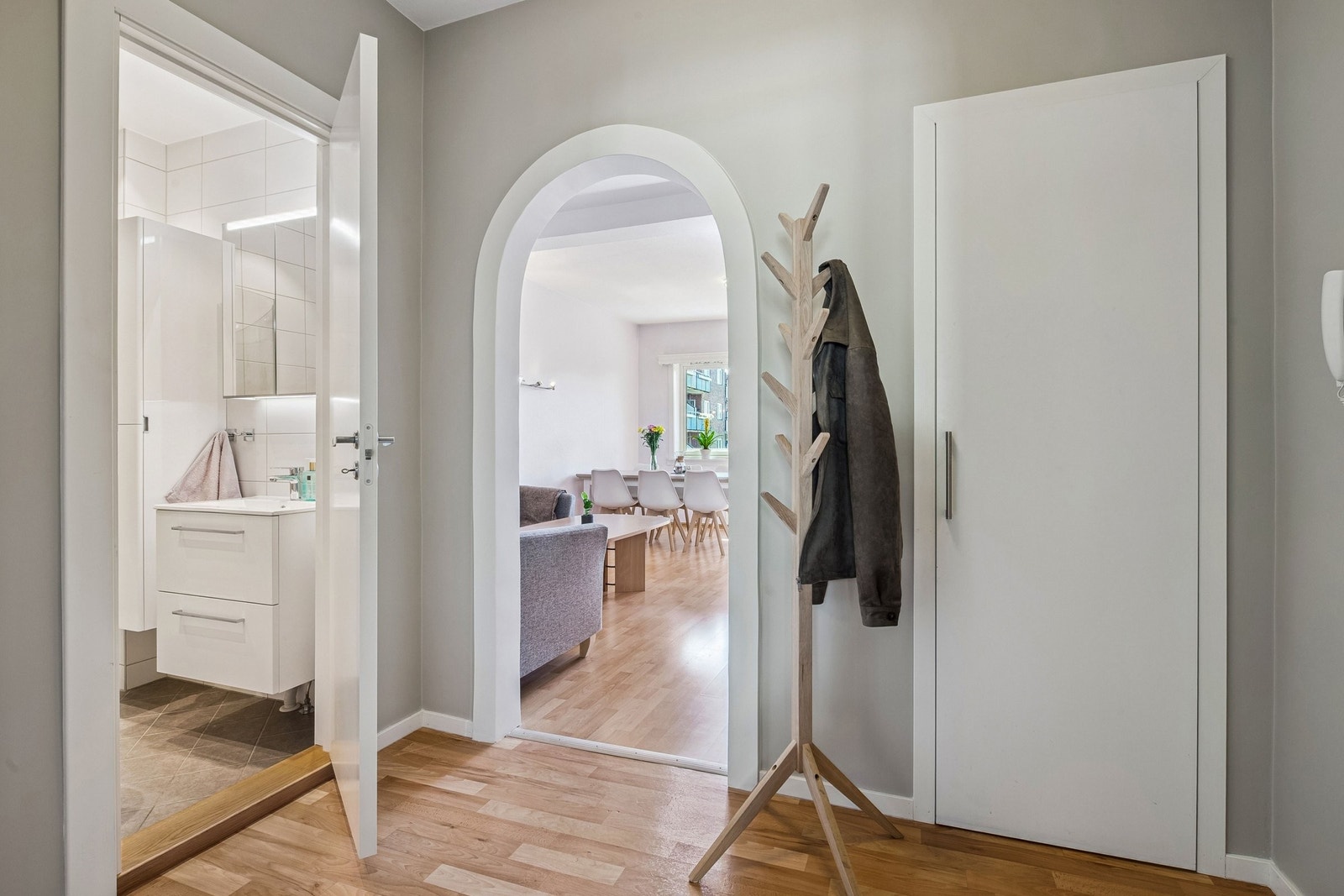 Den flotte buen skaper varme og særpreg og fører deg fra den nyoppussede entréen inn til stua. Galleribilde