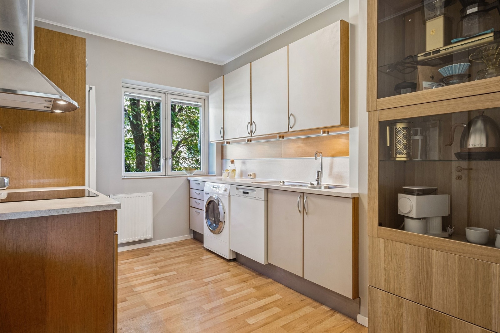 Oppvaskmaskin og vaskemaskin av kvalitetsmerket Miele, samt Samsung kombikjøleskap fra 2019 følger med leiligheten. Galleribilde