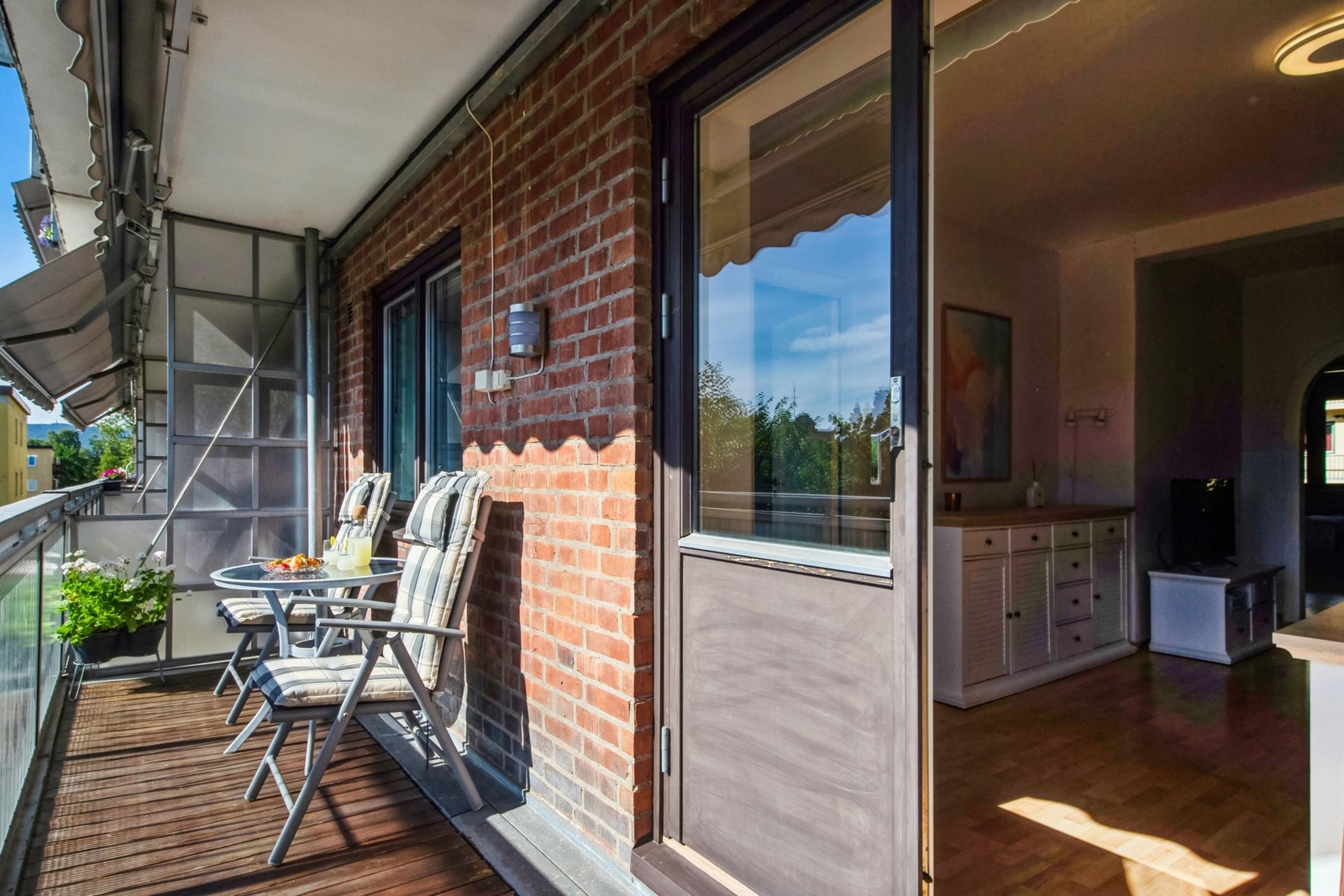 Direkte adkomst til balkong fra stua. Galleribilde