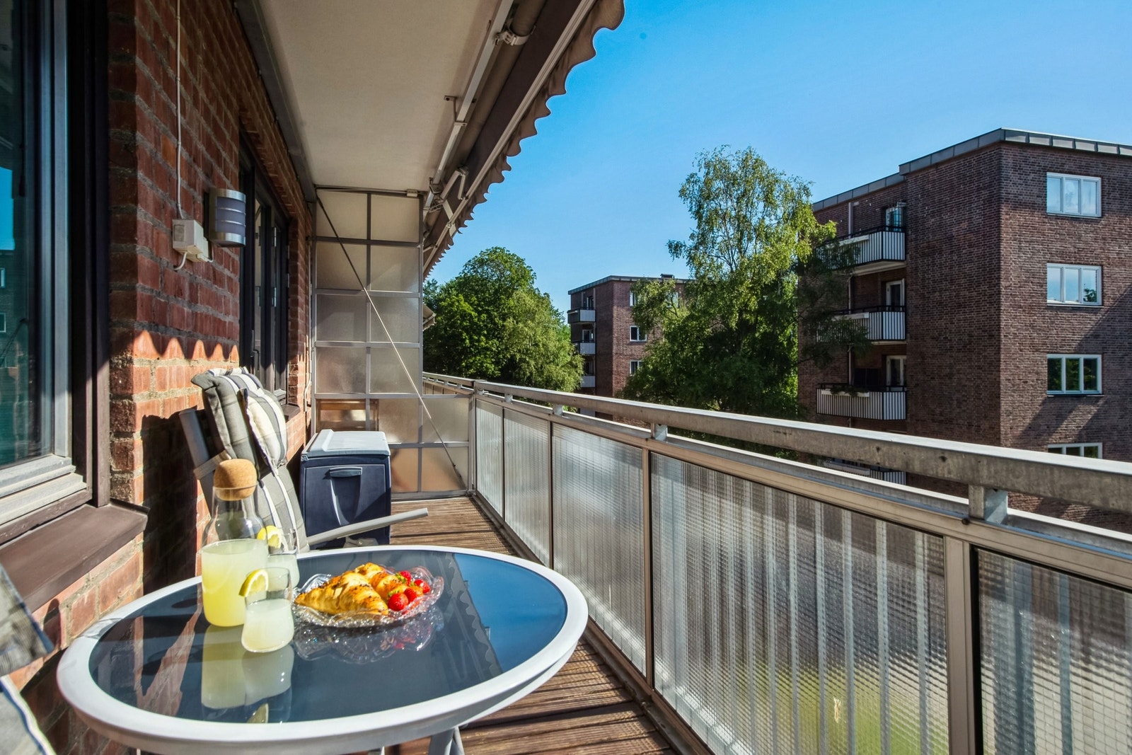 På den sørvestvendte solrike balkongen kan man finne roen i skjønne omgivelser. Galleribilde