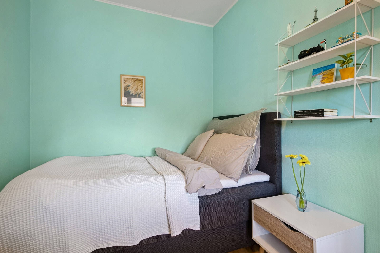 Rommet har også vært brukt som barnerom med skrivebord, skap og bokhylle. Galleribilde