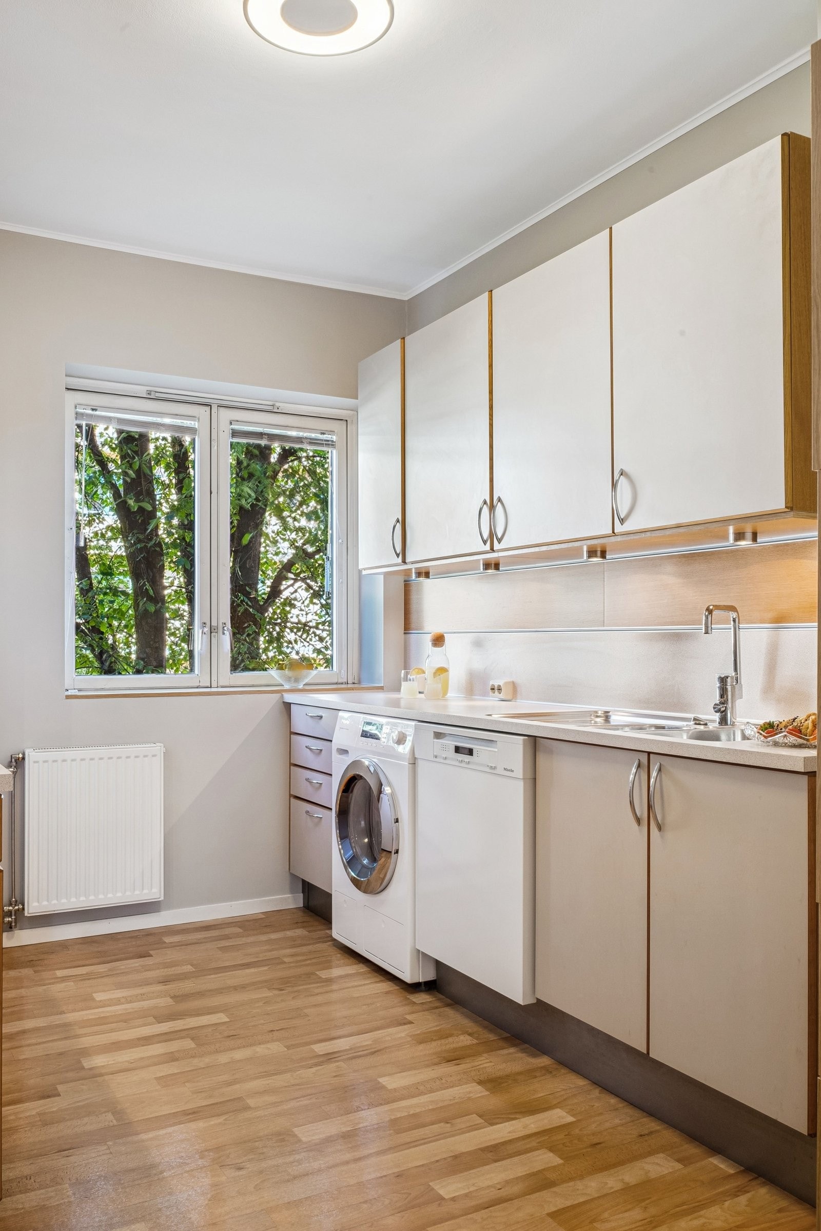 God benkeplass og belysning gjør det mulig å invitere til felles matlaging. Galleribilde