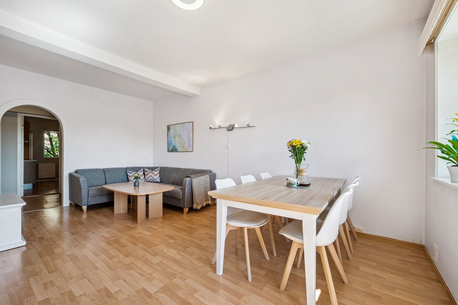 Koselig sofakrok og fin buet åpning mot entré. Galleribilde