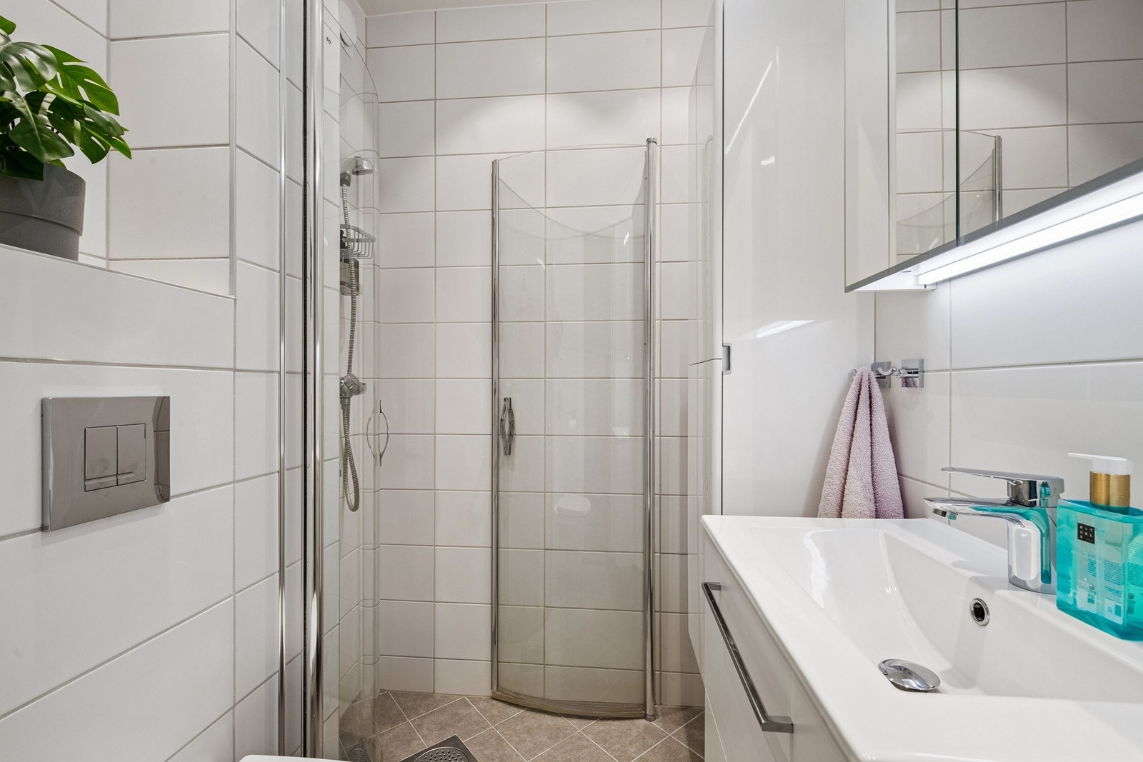 God oppbevaringsplass med både speilskap, servantskap og høyskap. Galleribilde