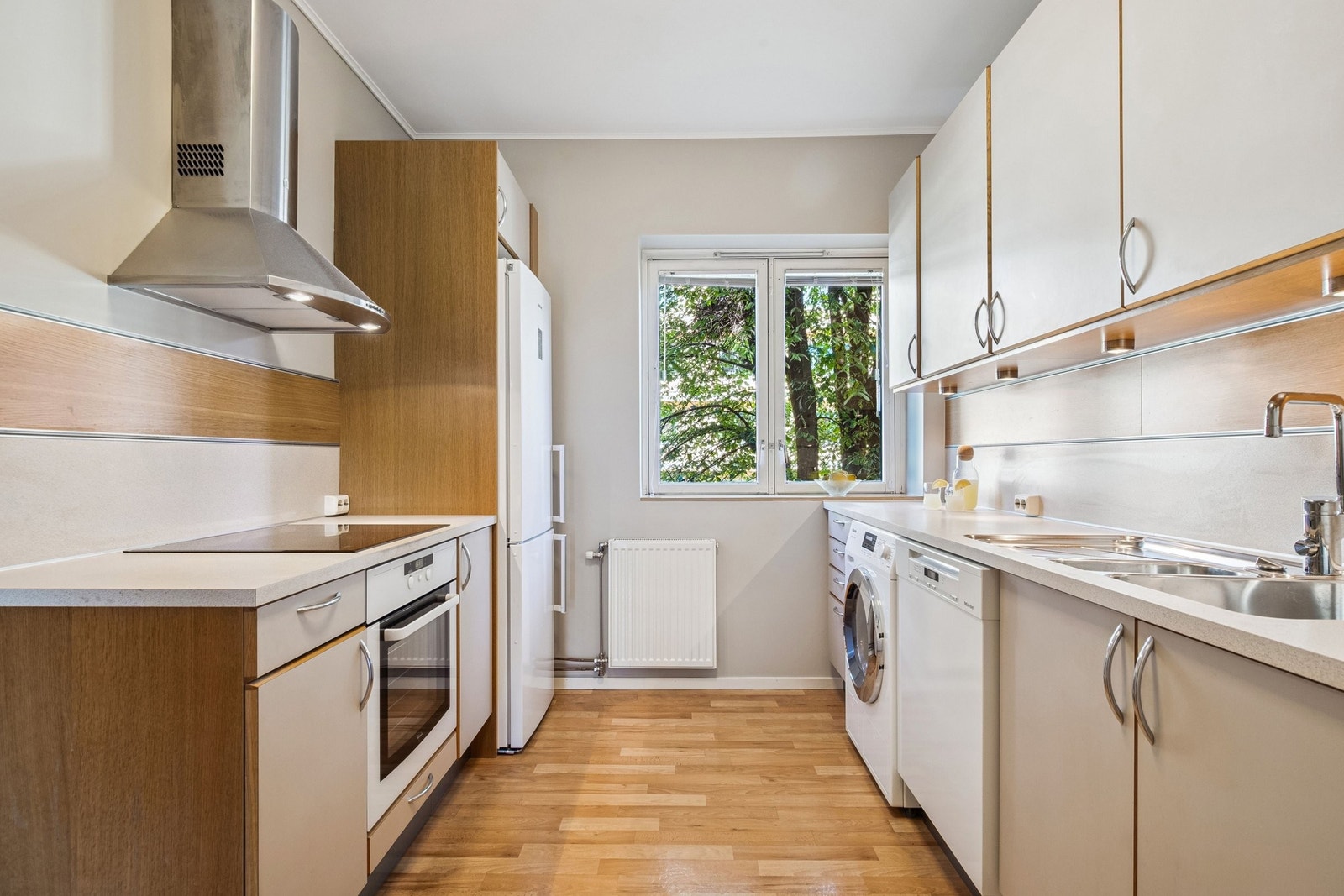 Moderne og velholdt HTH-kjøkken fra 2008 i eik. Nymalt i 2025! Galleribilde