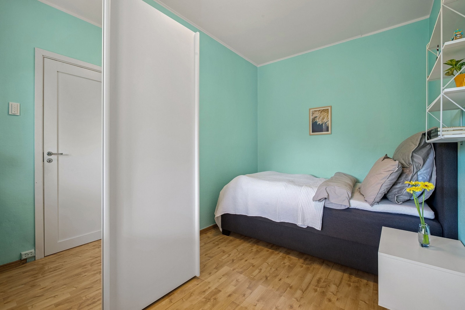 Det minste soverommet byr på skapplass og plass til seng på 2 meter i lengden og bredden. Galleribilde