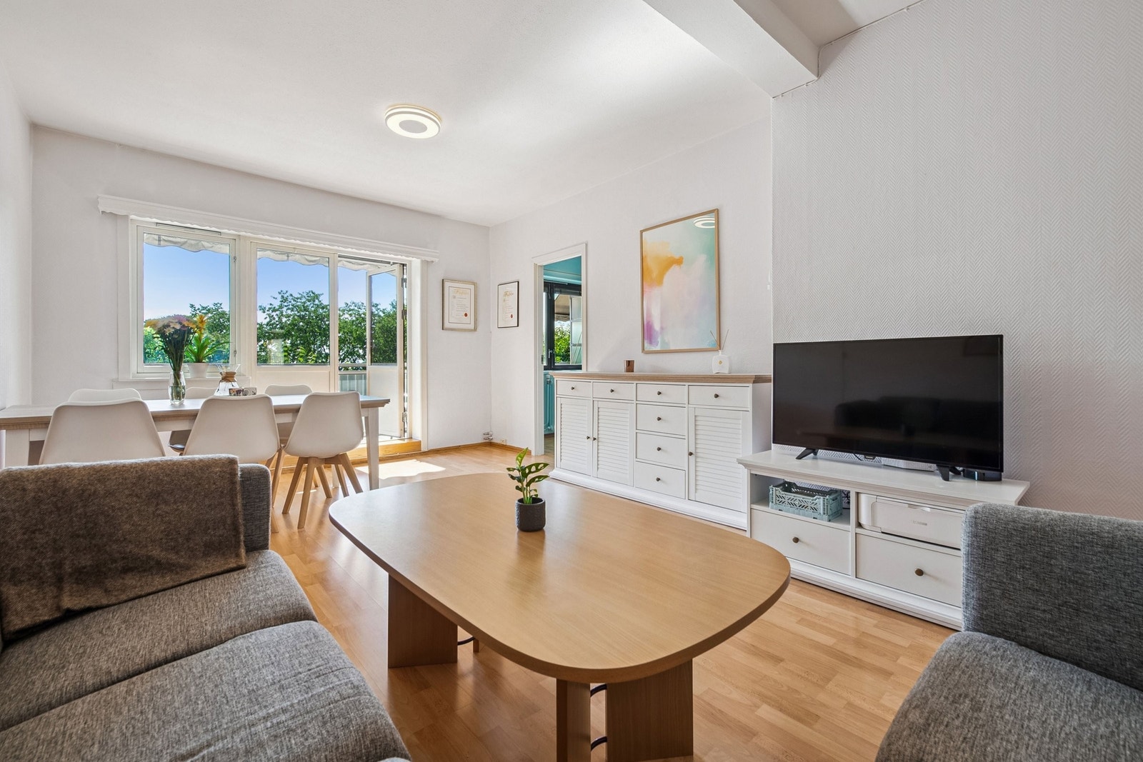 Grønn og avslappende utsikt med naturlig lys inn i den store stua. Galleribilde