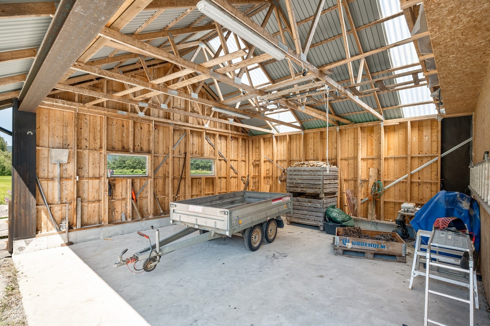 Carporten har plass til 2 biler Galleribilde