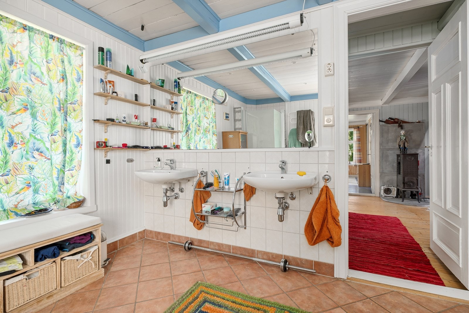 Dobbeltservant med mye oppbevaringsplass rundt Galleribilde