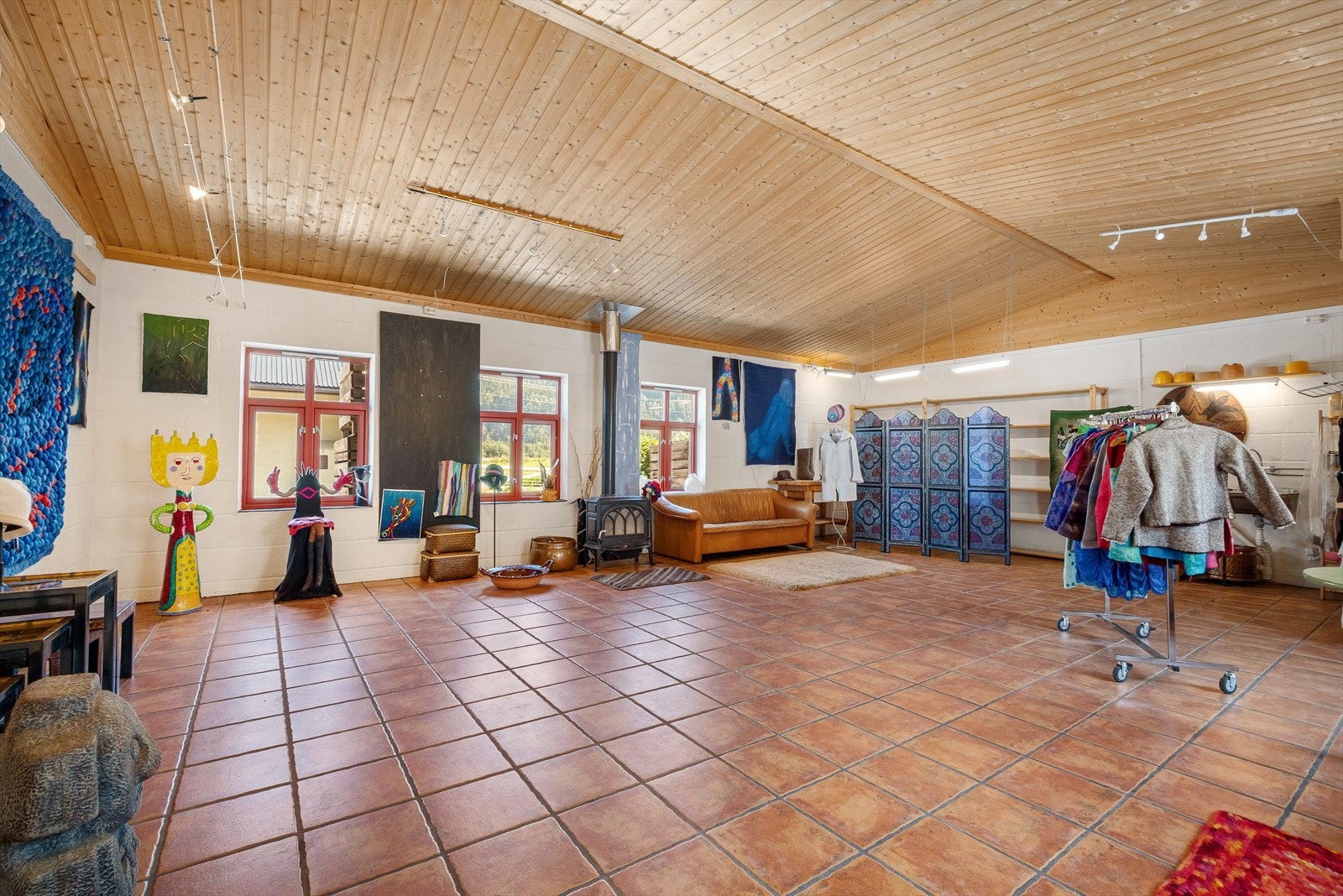 Verkstedbygget ble oppført i 2004 og har innlagt vann og avløp. Vannbåren gulvvarme. Galleribilde