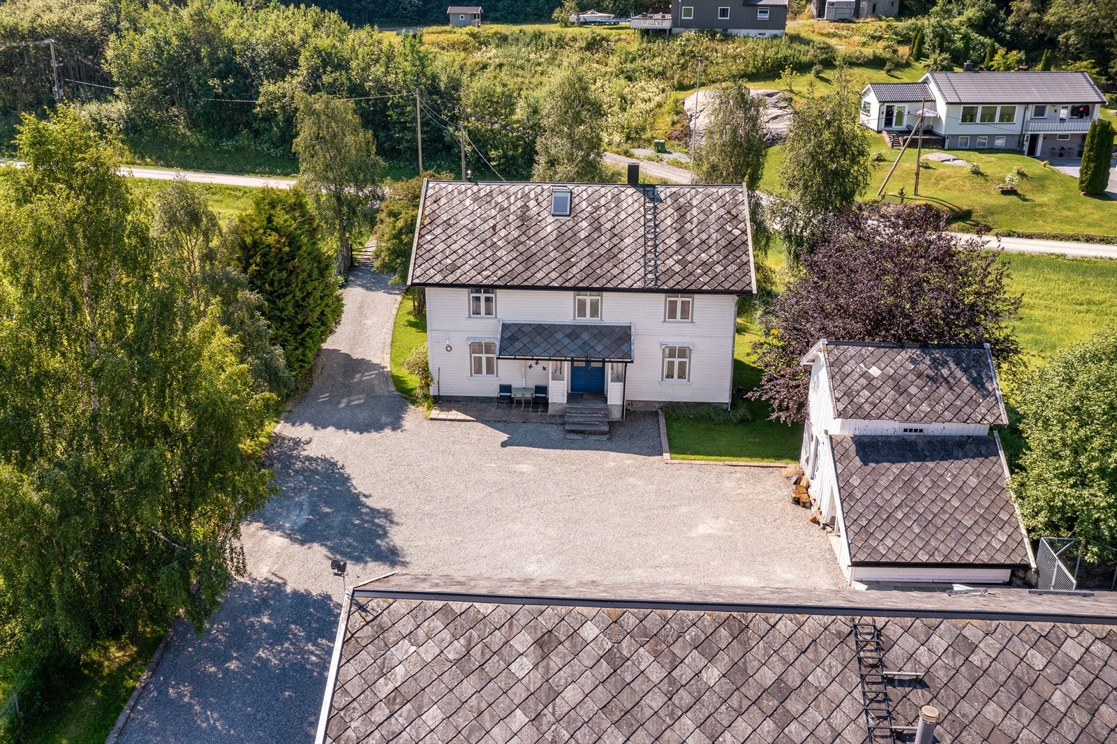 Elegant stil med skifertak på alle bygg Galleribilde