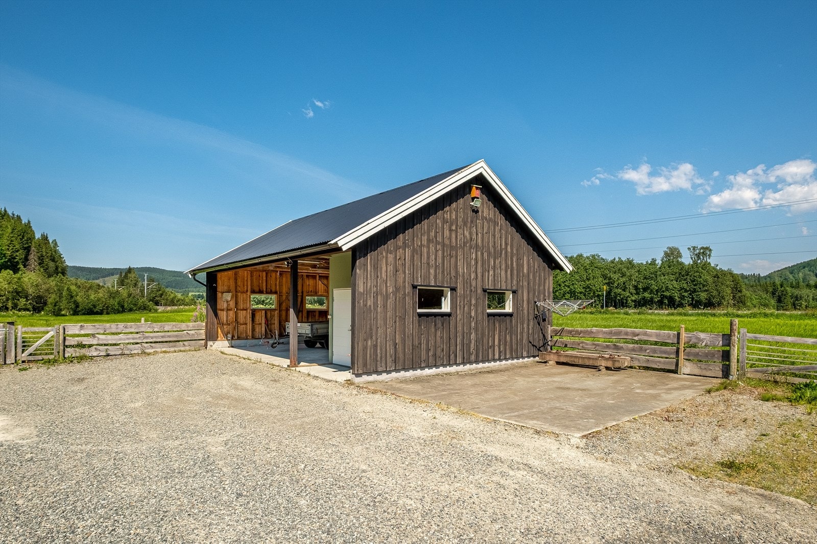 Stor carport med tilhørende verksted på 16,2 kvm. Galleribilde