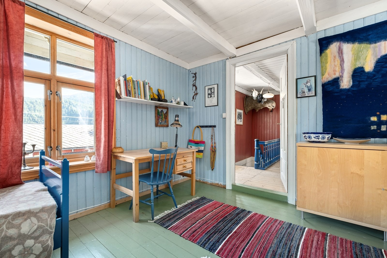 Stort soverom med god plass til ønsket møblement Galleribilde