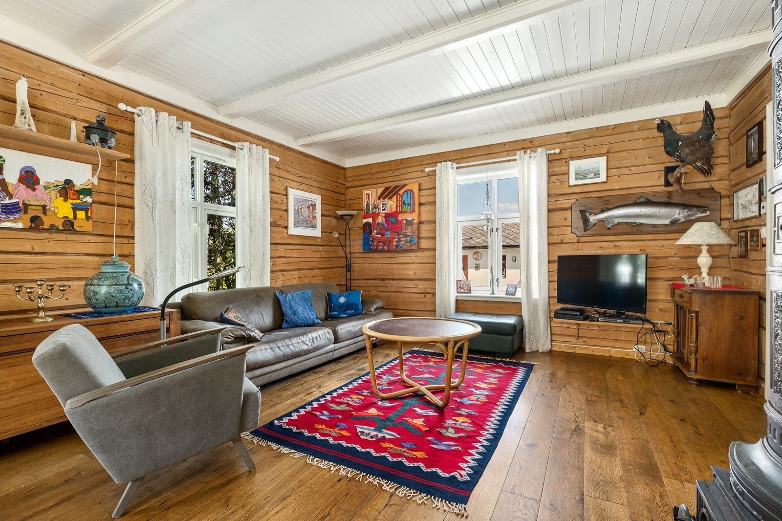 Tv-kroken er adskilt fra den formelle stuen og spisestuen Galleribilde