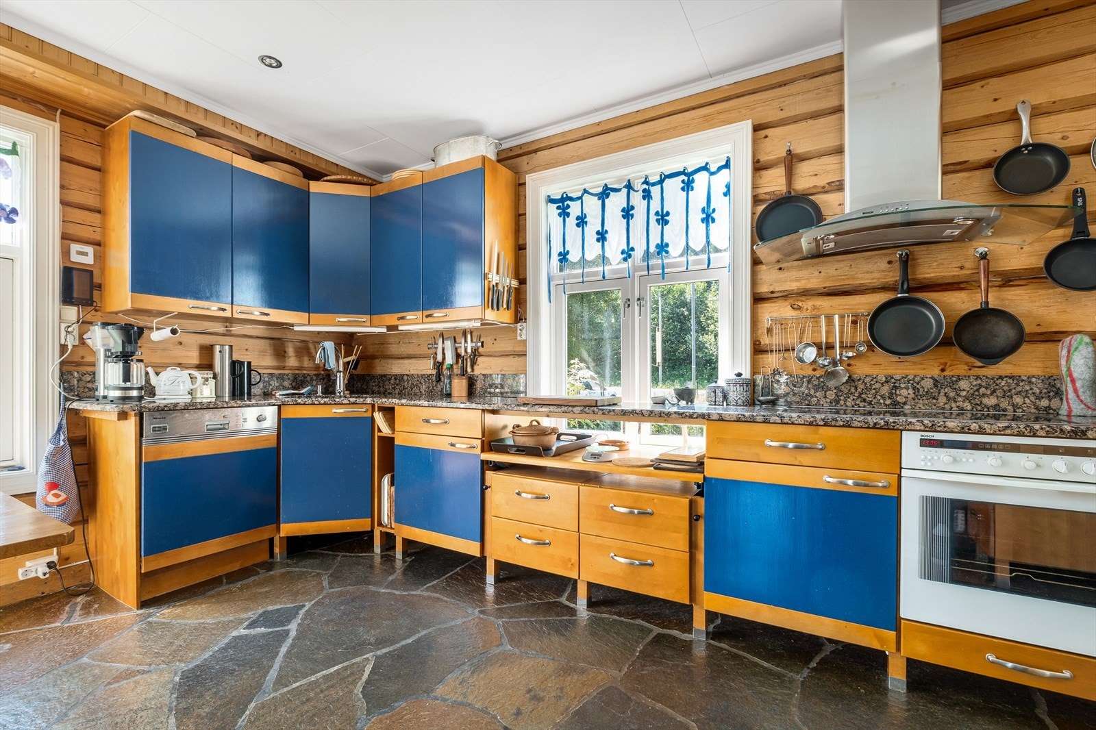 Kjøkken med integrerte hvitevarer Galleribilde