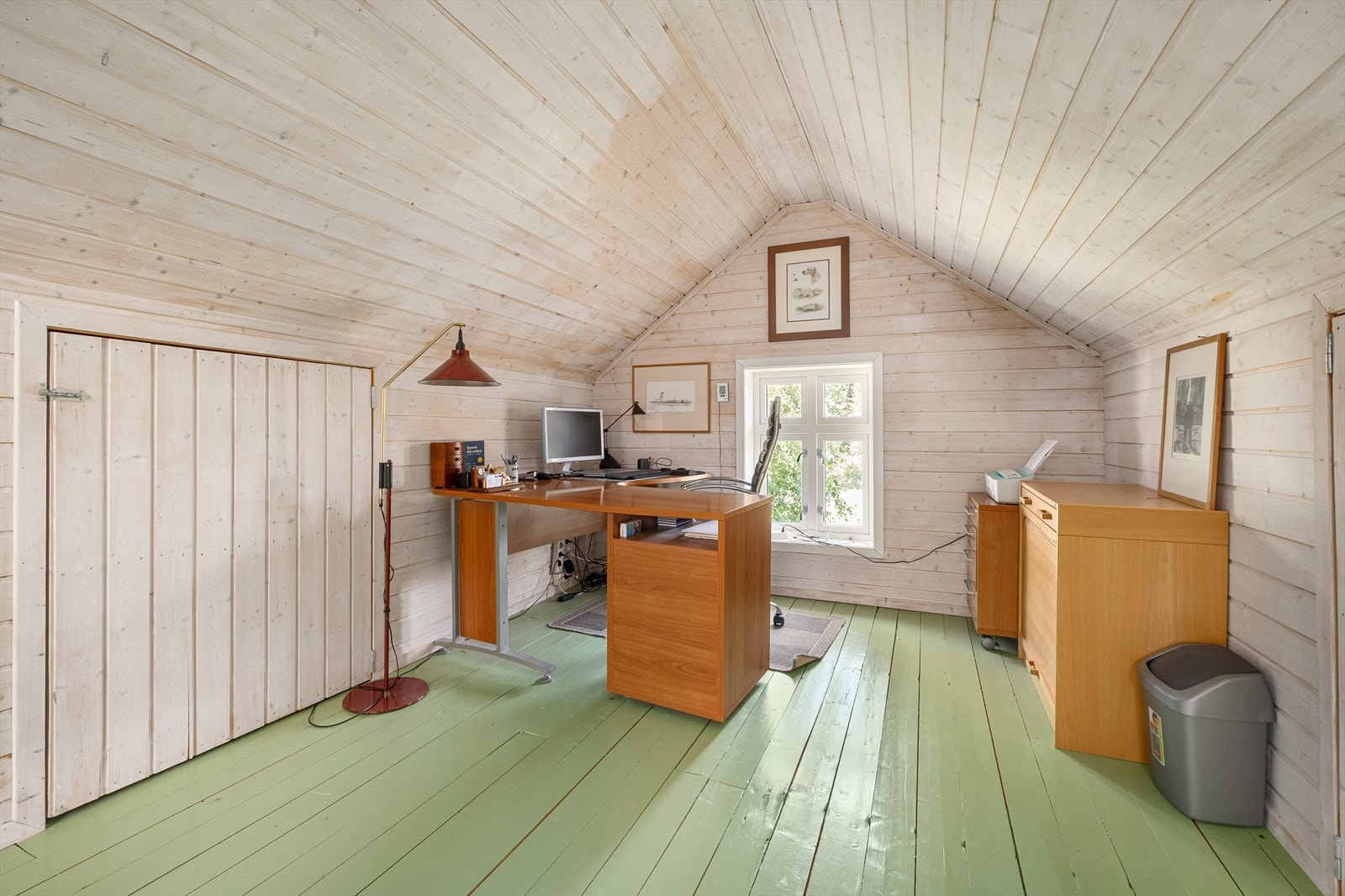 Her har man muligheter til å lage seg et hjemmekontor. I kneveggene er det praktisk lagringsplass Galleribilde