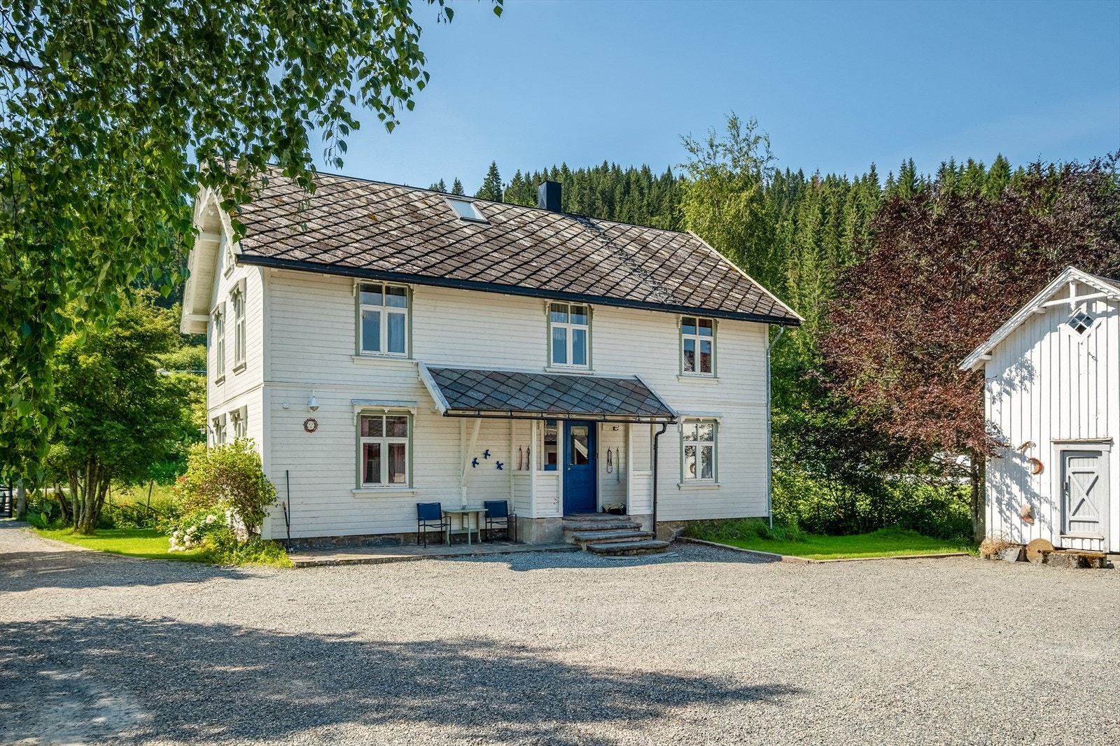 Romslig enebolig på 222 kvm. hvor 1. etasje har flere synlige tømmervegger Galleribilde