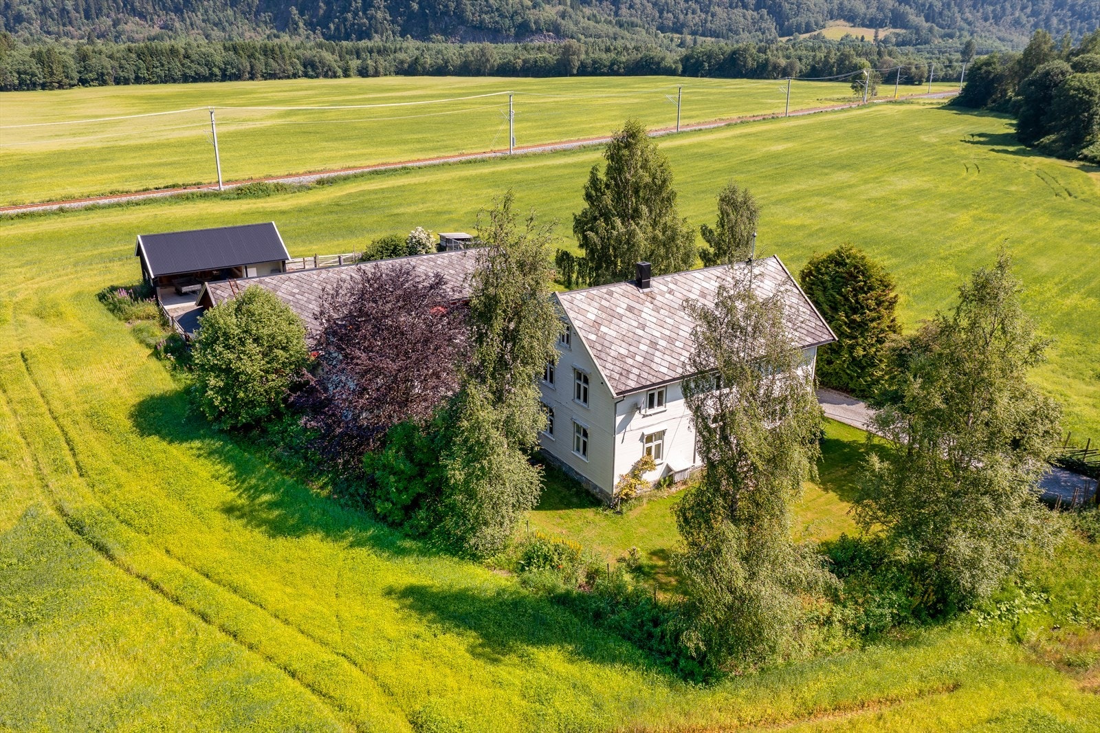 Eiendommen har en skjermet og landlig beliggenhet, men kun ca. 5 minutter til Hegra sentrum Galleribilde