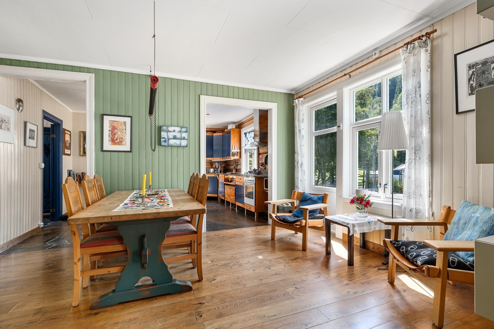 Romslig spisestue på 15,9 kvm Galleribilde