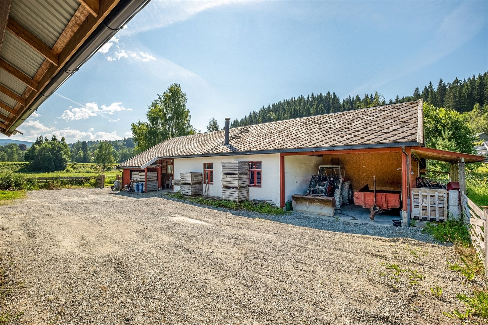 Verkstedbygget har to carporter; en på hver side Galleribilde