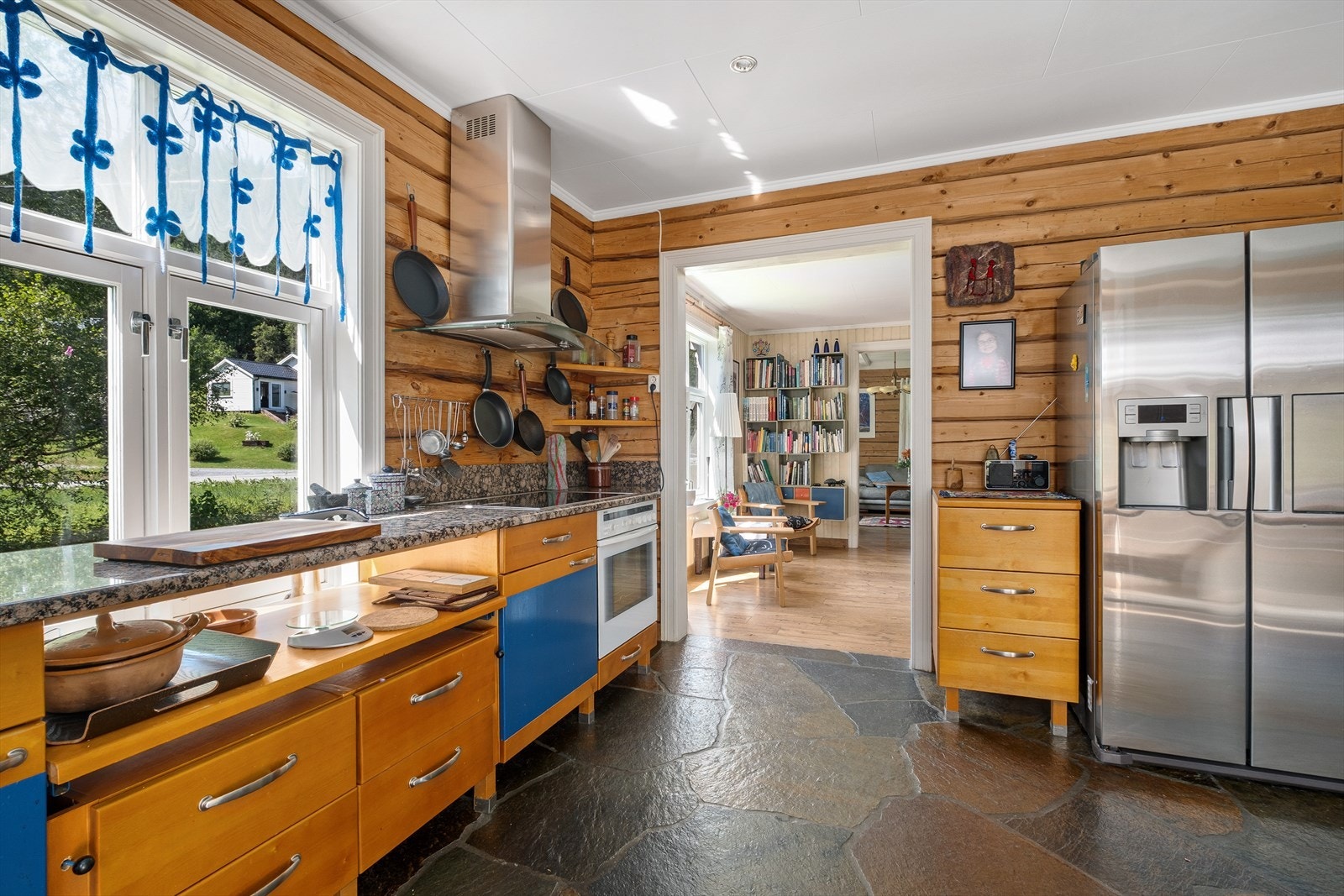 Stilig kjøkken som står i stil med de synlige tømmerveggene Galleribilde