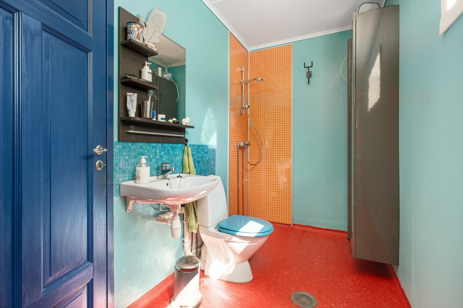 Bad nr. 2 med dusjhørne og toalett Galleribilde