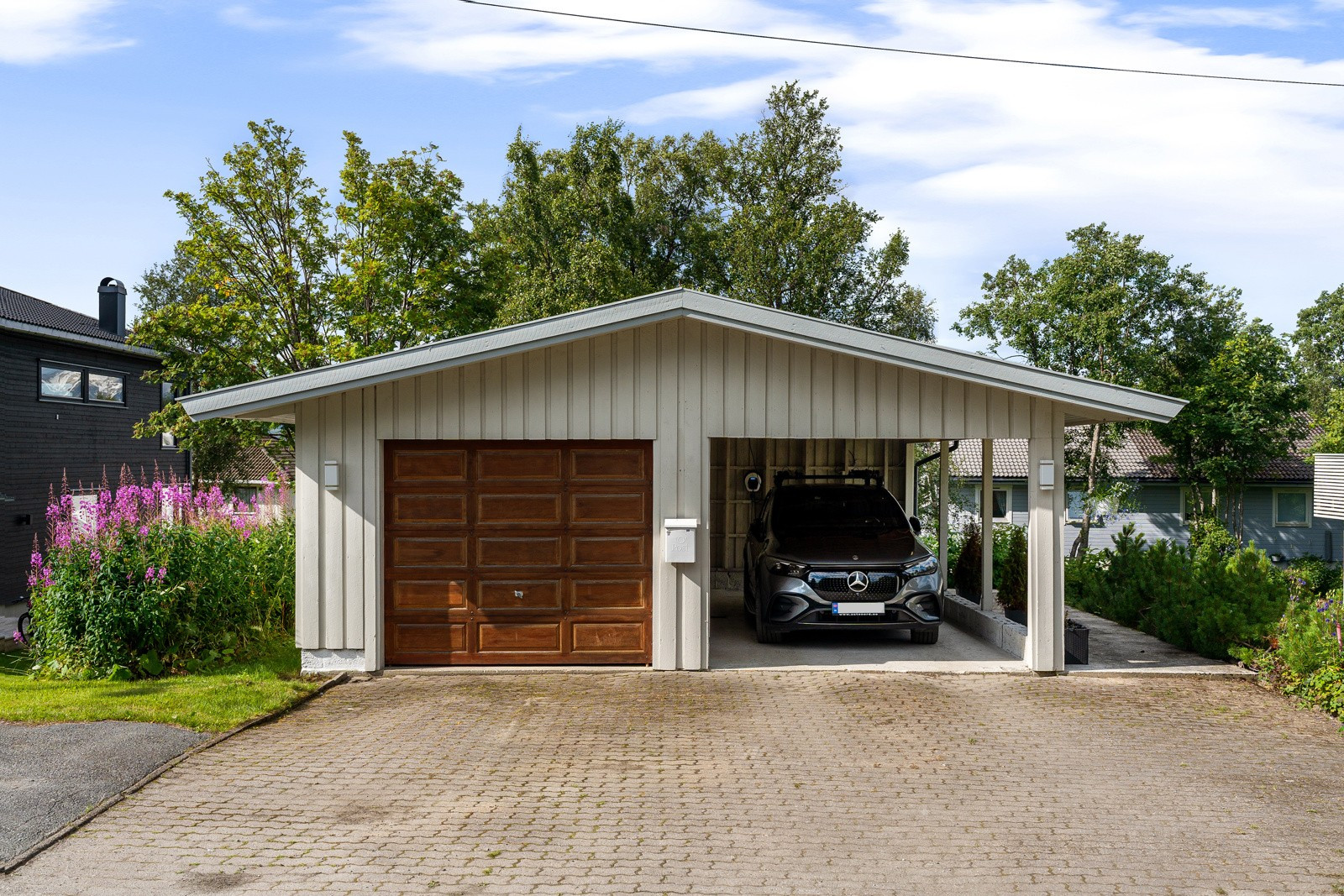 Parkering i garasje, carport og på gårdsplass.