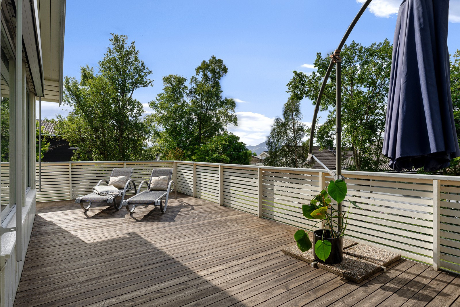 Verandaen er romslig og innbydende med gode solforhold fra morgen til kveld.