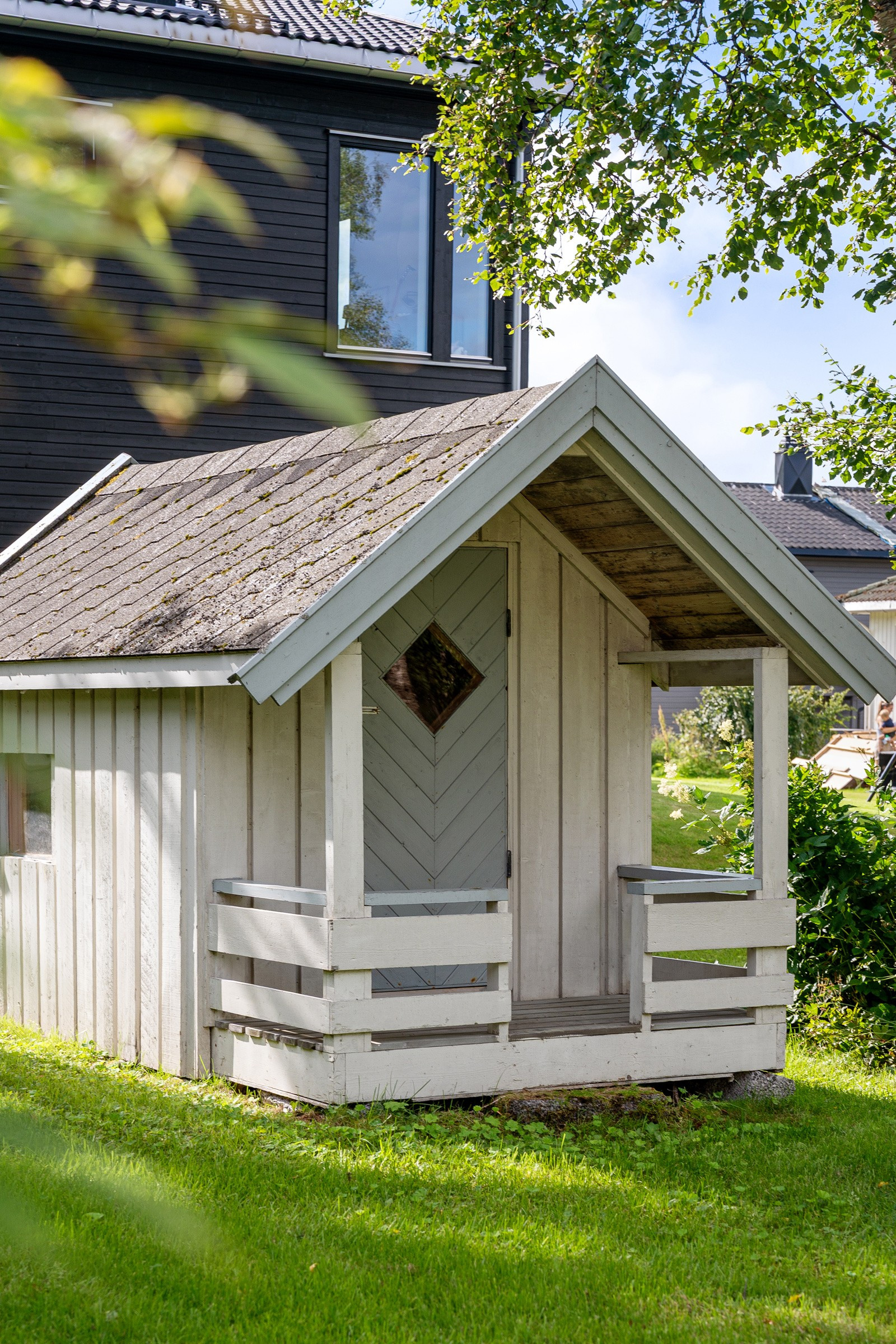 Dukkehus på tomten.