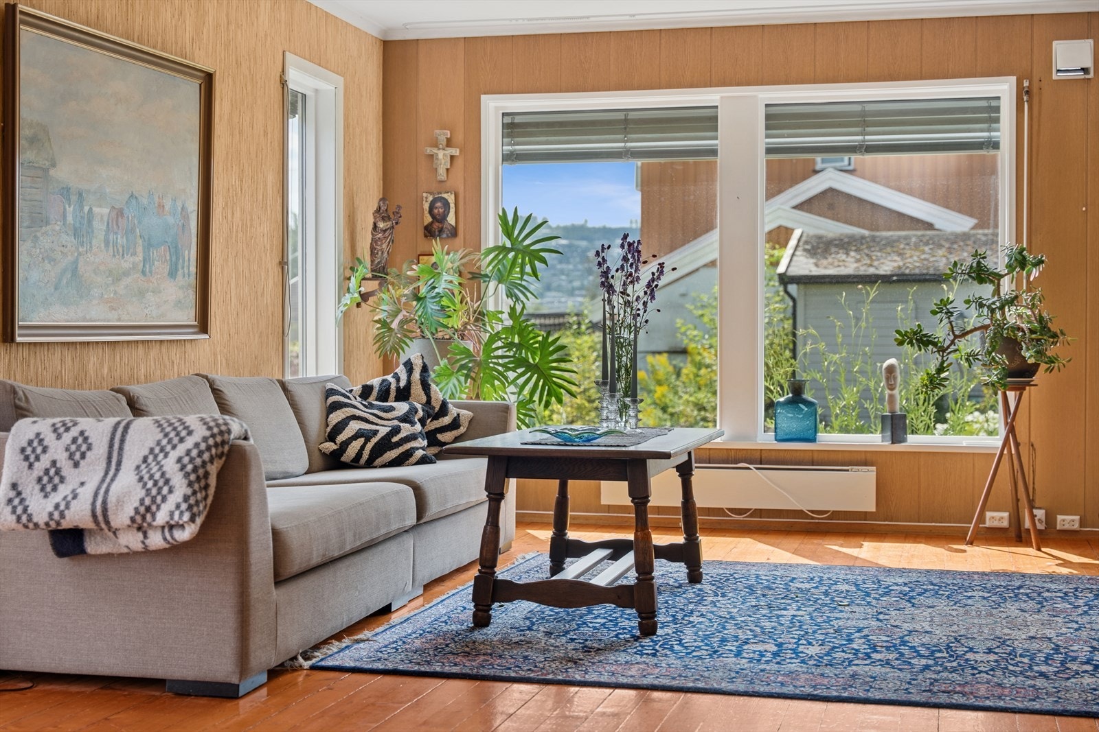 Store vinduer slipper inn rikelig med naturlig lys. Galleribilde