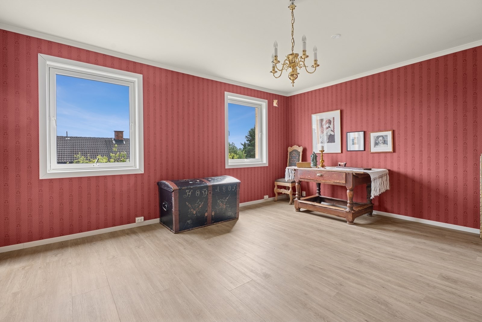 Innerst i gangen finner vi etasjens stue/bibliotek. Her er det lagt nytt gulv og en majestetisk tapet på veggene. Romslige vinduer som slipper til godt med naturlig lys. Galleribilde