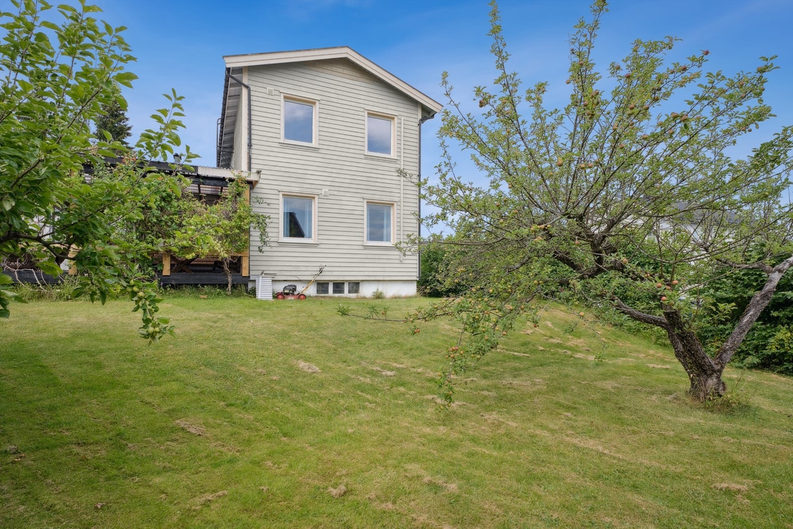 Romslig og fin opparbeidet hage. Galleribilde