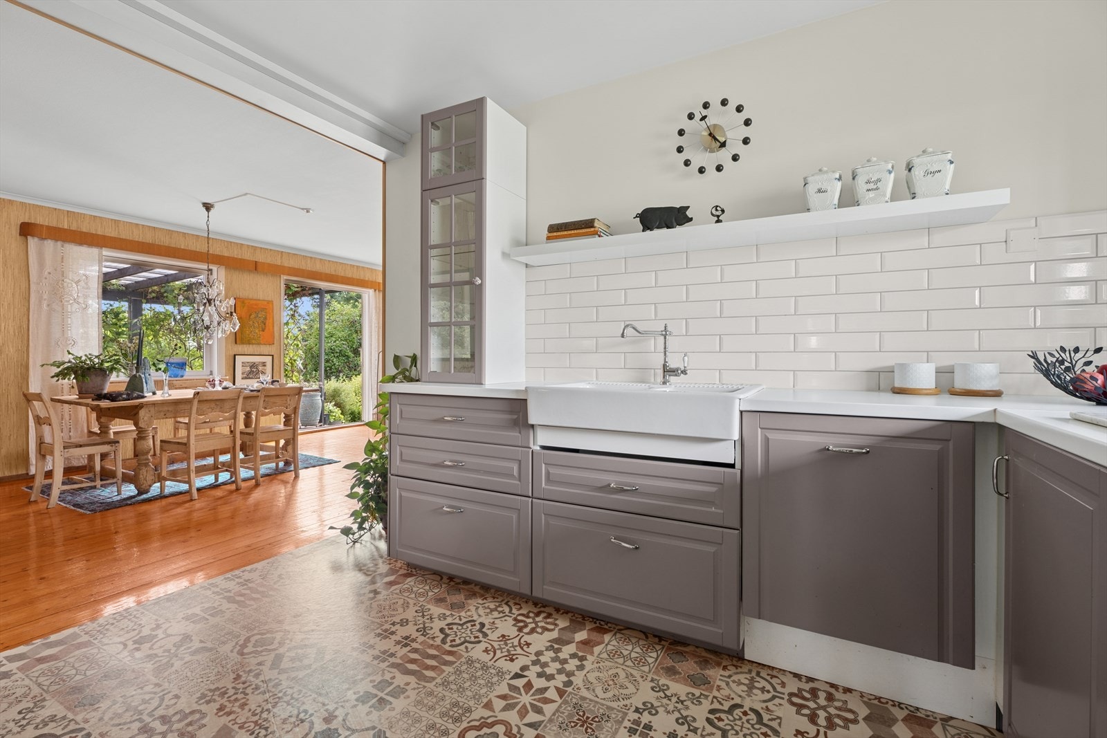 Åpen løsning mellom kjøkken og spisestue gir en lys og luftig atmosfære. Galleribilde