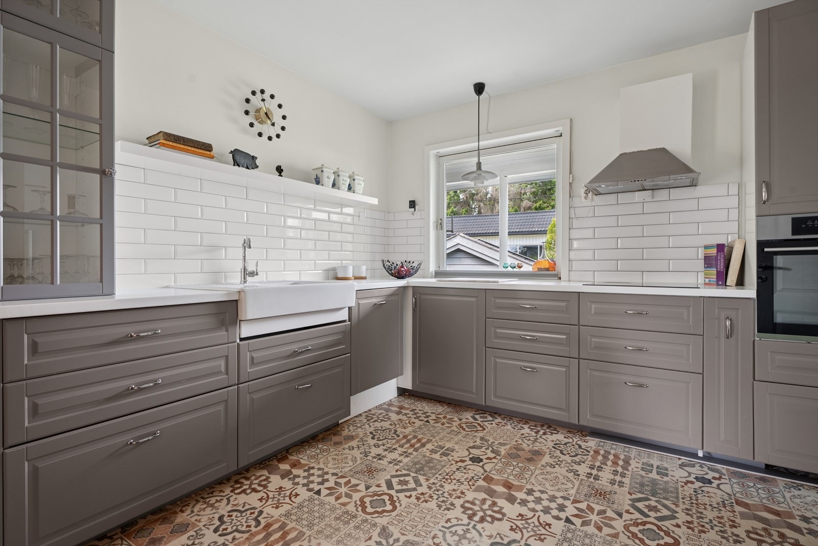 Delikat fargevalg på kjøkkenfronter | Lyse, tidløse fliser på backsplash | Stilig gulvbelegg som er enket å holde rent | God benkeplass Galleribilde